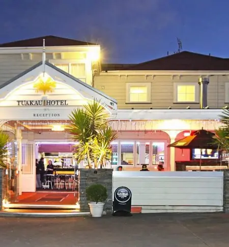 Tuakau Hotel